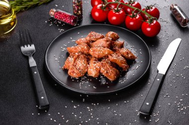 Susamlı tavuk fileto, siyah taş tabakta teriyaki sosu. Asya mutfağı