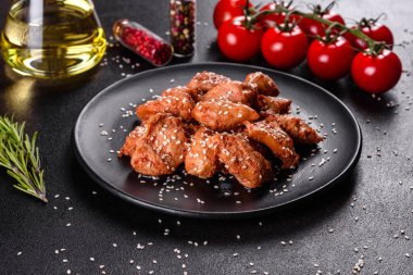 Susamlı tavuk fileto, siyah taş tabakta teriyaki sosu. Asya mutfağı