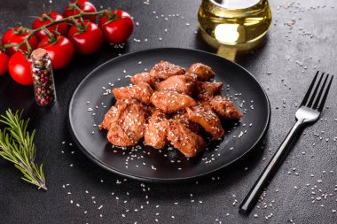 Susamlı tavuk fileto, siyah taş tabakta teriyaki sosu. Asya mutfağı