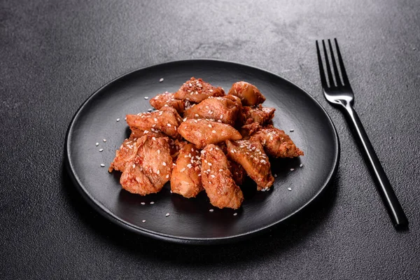 Susamlı tavuk fileto, siyah taş tabakta teriyaki sosu. Asya mutfağı