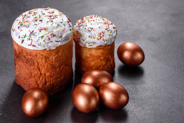 Paskalya yumurtası, altın, bronz ve arka planda Paskalya pastası. Tatil için hazırlık