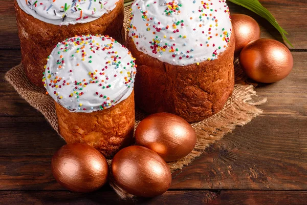 Ostereier Gold Und Bronze Und Osterkuchen Auf Dunklem Hintergrund Vorbereitung — Stockfoto