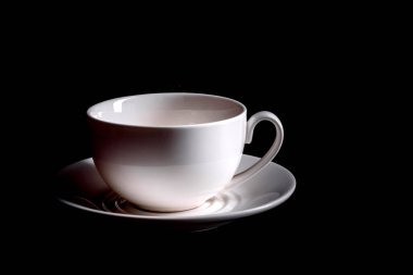 Aromatik sabah kahvesi hazırlığı. Koyu bir masada boş beyaz kahve fincanı.