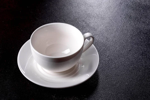 Preparazione Caffè Aromatico Mattutino Tazza Caffè Bianco Vuota Tavolo Scuro — Foto Stock