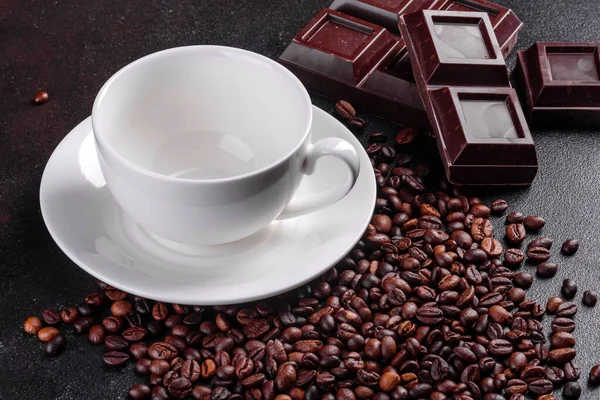 芳香族モーニングコーヒーの準備 暗いテーブルの上に空の白いコーヒーカップ — ストック写真