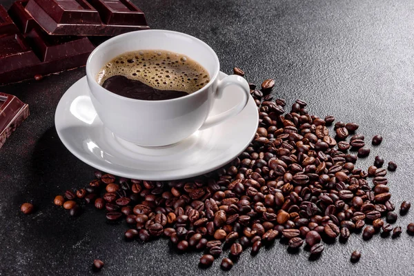 明るい一日の始まりのための新鮮な香りの朝のコーヒーのカップ 暗いテーブルの上にコーヒーと美しいコーヒーカップ — ストック写真