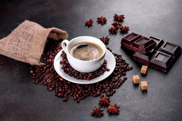 一杯新鲜的 芬芳的早晨咖啡 让我们开开心心地开始新的一天 漂亮的咖啡杯 茶色的桌子上有咖啡 — 图库照片