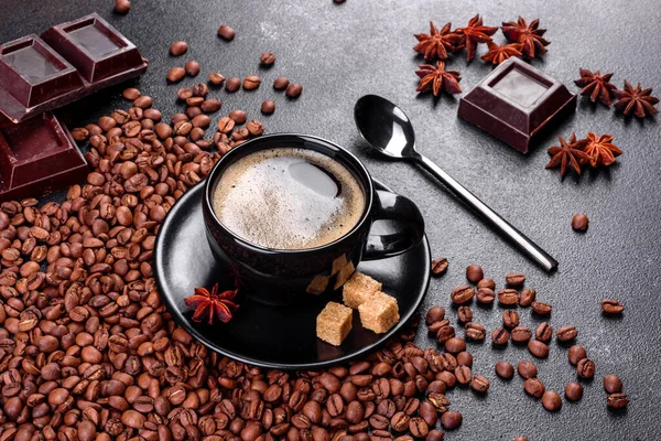 明るい一日の始まりのための新鮮な香りの朝のコーヒーのカップ 暗いテーブルの上にコーヒーと美しいコーヒーカップ — ストック写真