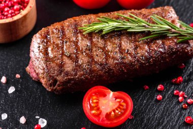 Patates, soğan ve kiraz domatesli pirzola. Lezzetli tereyağlı lezzetli biftek.