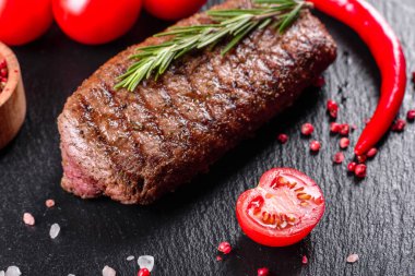 Patates, soğan ve kiraz domatesli pirzola. Lezzetli tereyağlı lezzetli biftek.