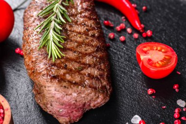 Patates, soğan ve kiraz domatesli pirzola. Lezzetli tereyağlı lezzetli biftek.