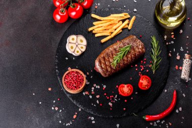 Patates, soğan ve kiraz domatesli pirzola. Lezzetli tereyağlı lezzetli biftek.