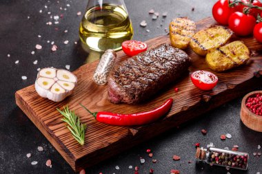Patates, soğan ve kiraz domatesli pirzola. Lezzetli tereyağlı lezzetli biftek.