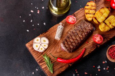 Patates, soğan ve kiraz domatesli pirzola. Lezzetli tereyağlı lezzetli biftek.