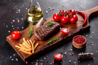Patates, soğan ve kiraz domatesli pirzola. Lezzetli tereyağlı lezzetli biftek.