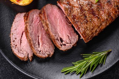 Patates, soğan ve kiraz domatesli pirzola. Lezzetli tereyağlı lezzetli biftek.