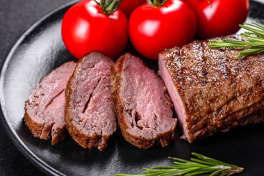 Patates, soğan ve kiraz domatesli pirzola. Lezzetli tereyağlı lezzetli biftek.