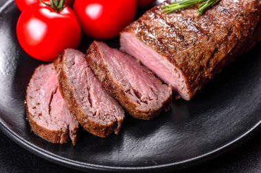 Patates, soğan ve kiraz domatesli pirzola. Lezzetli tereyağlı lezzetli biftek.