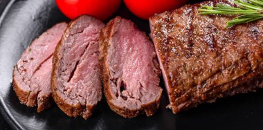 Patates, soğan ve kiraz domatesli pirzola. Lezzetli tereyağlı lezzetli biftek.