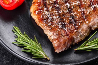 Patates, soğan ve kiraz domatesli pirzola. Lezzetli tereyağlı lezzetli biftek.