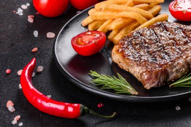 Patates, soğan ve kiraz domatesli pirzola. Lezzetli tereyağlı lezzetli biftek.