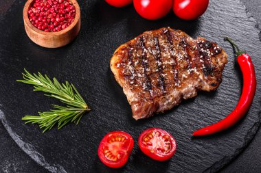 Patates, soğan ve kiraz domatesli pirzola. Lezzetli tereyağlı lezzetli biftek.