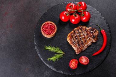 Patates, soğan ve kiraz domatesli pirzola. Lezzetli tereyağlı lezzetli biftek.