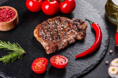 Patates, soğan ve kiraz domatesli pirzola. Lezzetli tereyağlı lezzetli biftek.