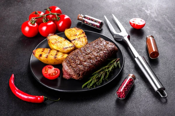 Filete Ribeye Con Patatas Cebollas Tomates Cherry Filete Jugoso Con — Foto de Stock