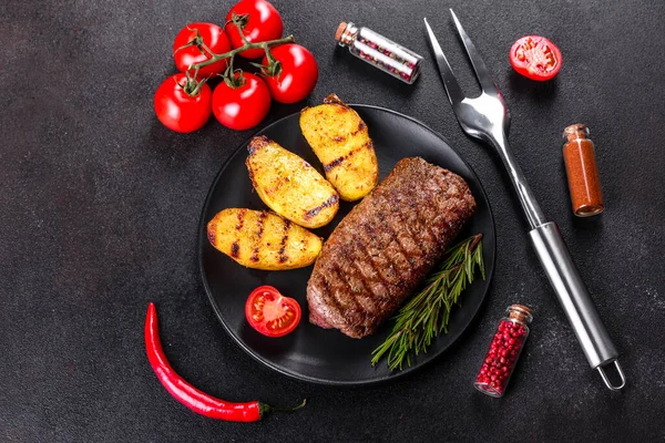 Filete Ribeye Con Patatas Cebollas Tomates Cherry Filete Jugoso Con — Foto de Stock