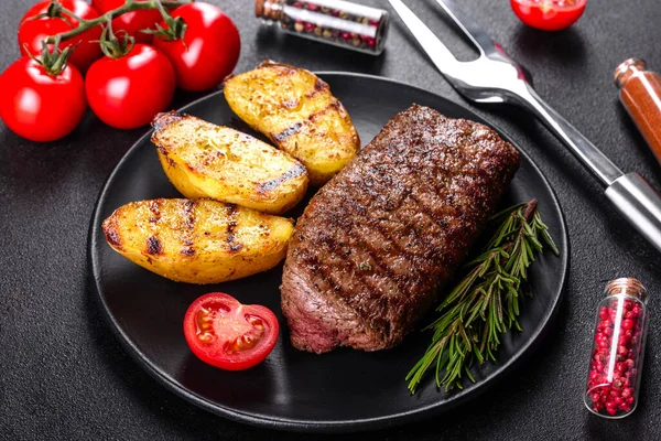 Ribeye Steak Avec Pommes Terre Oignons Tomates Cerises Steak Juteux — Photo