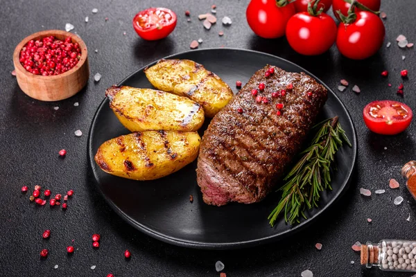 Ribeybiff Med Potatis Lök Och Körsbärstomater Saftig Biff Med Smaksatt — Stockfoto