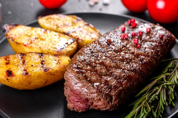 Patates Soğan Kiraz Domatesli Pirzola Lezzetli Tereyağlı Lezzetli Biftek — Stok fotoğraf