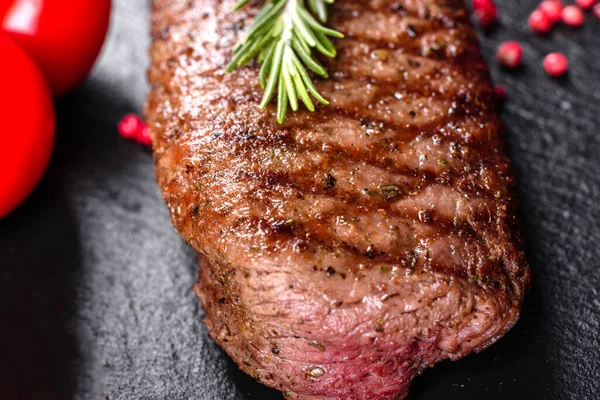 Ribeybiff Med Potatis Lök Och Körsbärstomater Saftig Biff Med Smaksatt — Stockfoto