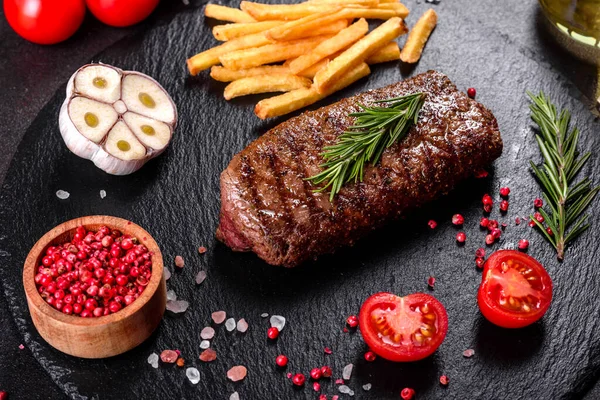 Ribeye Steak Mit Kartoffeln Zwiebeln Und Kirschtomaten Saftiges Steak Mit — Stockfoto