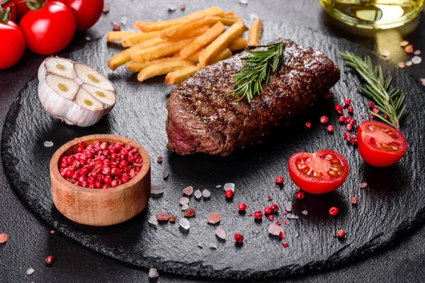 Ribeybiff Med Potatis Lök Och Körsbärstomater Saftig Biff Med Smaksatt — Stockfoto