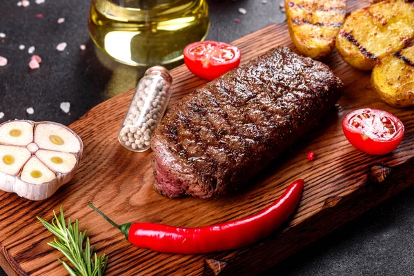 Ribeye Steak Krumplival Hagymával Cseresznyés Paradicsommal Szaftos Steak Ízesített Vajjal — Stock Fotó