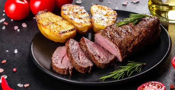 Ribeye Steak Avec Pommes Terre Oignons Tomates Cerises Steak Juteux — Photo