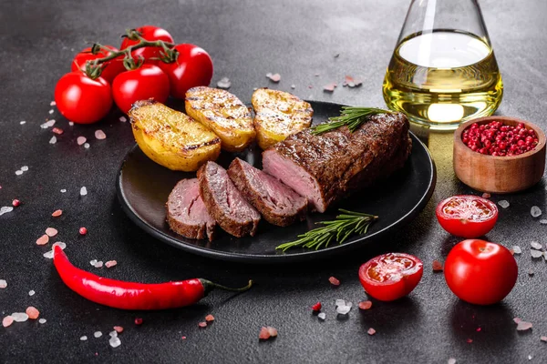 Ribeye Steak Mit Kartoffeln Zwiebeln Und Kirschtomaten Saftiges Steak Mit — Stockfoto