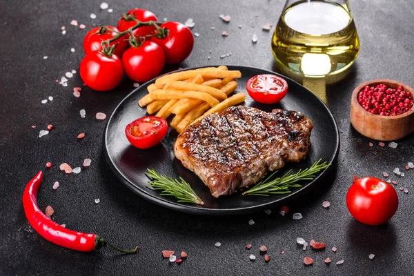Patates, soğan ve kiraz domatesli pirzola. Lezzetli tereyağlı lezzetli biftek.