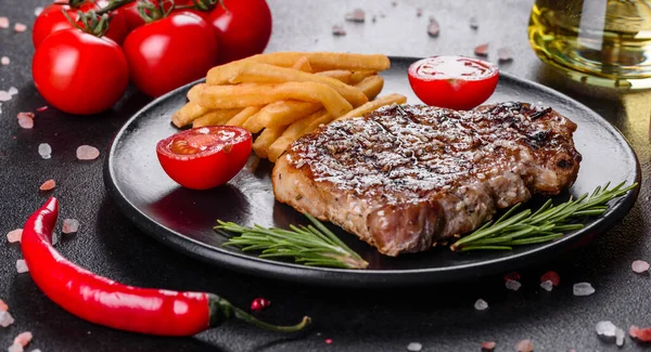 Filete Ribeye Con Patatas Cebollas Tomates Cherry Filete Jugoso Con — Foto de Stock