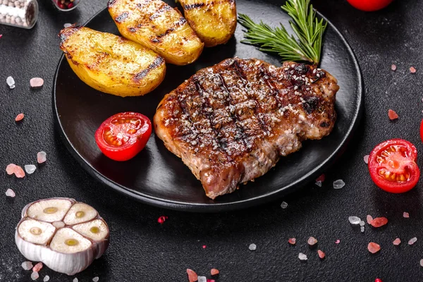 Ribeye Steak Mit Kartoffeln Zwiebeln Und Kirschtomaten Saftiges Steak Mit — Stockfoto