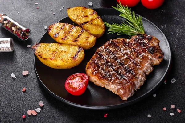 Ribeye Steak Mit Kartoffeln Zwiebeln Und Kirschtomaten Saftiges Steak Mit — Stockfoto