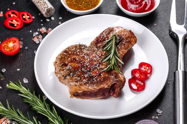 Frische Köstliche Saftige Steaks Auf Den Knochen Mit Gemüse Und — Stockfoto