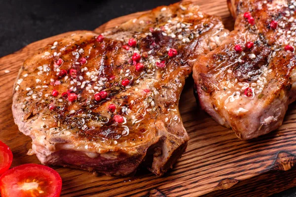 Deliziosa Bistecca Fresca Sulle Ossa Con Verdure Spezie Uno Sfondo — Foto Stock