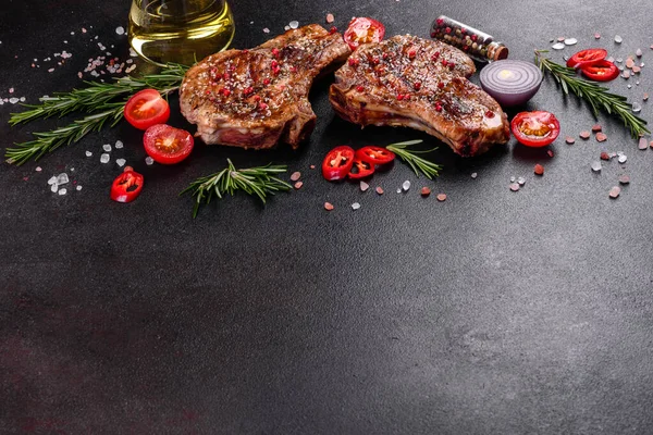 Steak Segar Yang Lezat Tulang Dengan Sayuran Dan Rempah Rempah — Stok Foto