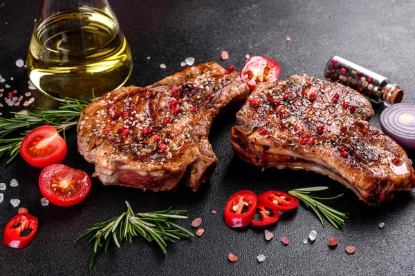 Frische Köstliche Saftige Steaks Auf Den Knochen Mit Gemüse Und — Stockfoto