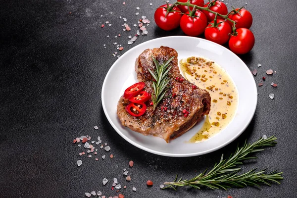 Frische Köstliche Saftige Steaks Auf Den Knochen Mit Gemüse Und — Stockfoto