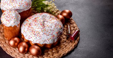 Paskalya yumurtası, altın, bronz ve arka planda Paskalya pastası. Tatil için hazırlık