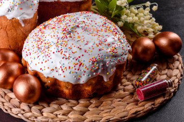 Paskalya yumurtası, altın, bronz ve arka planda Paskalya pastası. Tatil için hazırlık